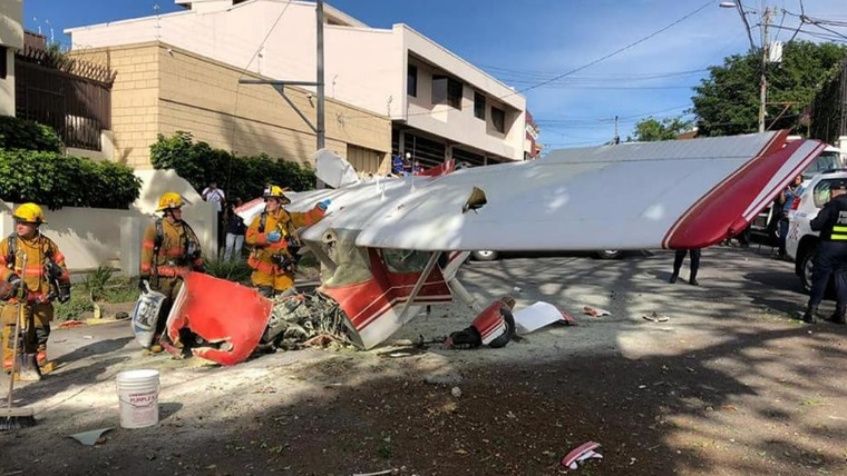 Pilotos Argentinos Sobreviven A La Ca Da De Una Avioneta En Plena Calle