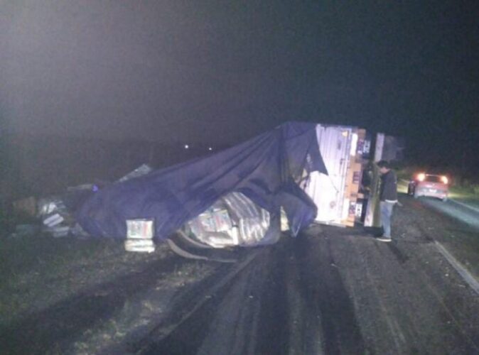 Nelson Volcó el acoplado de un camión que transportaba aceite y