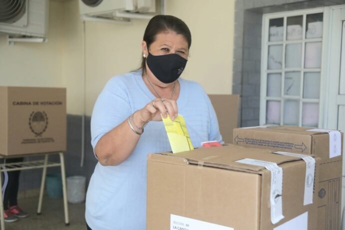 Tras la renuncia del concejal Medús asume la banca Norma Antoniazzi 59 Norma Antoniazzi voto recreo scaled 1