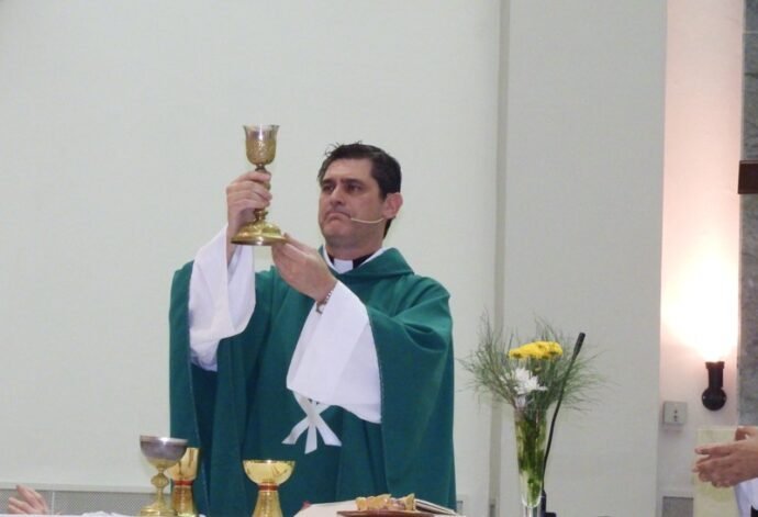 El padre Nicolás Houriet deja la parroquia de Recreo y será trasladado a la Catedral de Santa Fe 59 padre nicolas scaled 1