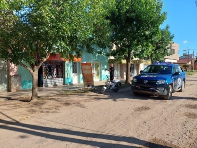 Le robaron la moto mientras compraba en un kiosco en Recreo 59 robo local crespo ropa scaled 1