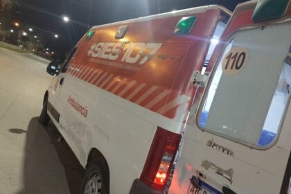 ambulancia accidente noche scaled 1