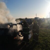 Fuerte accidente en ruta 4 dejó a dos jóvenes heridos tras incendio