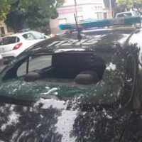 Una mujer agredida y policías heridos tras concurrir al conflicto