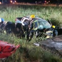 Dos muertos tras chocar una camioneta contra una alcantarilla