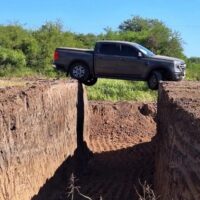 Una camioneta quedó "colgada" tras pasar por una obra mal señalizada