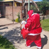 Papa Noel recorrió distintos barrios de Recreo y regaló golosinas