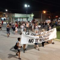 Vecinos marcharon con velas para pedir que no se construya la cárcel