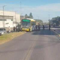 Fuerte choque entre un colectivo de Recreo y una moto en Santa Fe