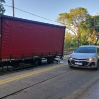 Un camión perdió dos ruedas y provocó demoras en el Puente Carretero