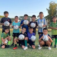 Alumni entregó pelotas para el fútbol