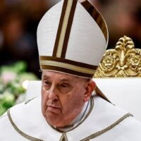 El papa Francisco muestra signos de mejoría tras un mes de internación