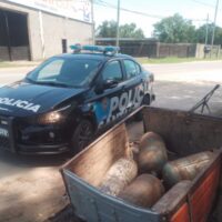 La policía de Recreo lo aprehendió cuando llevaba garrafas robadas de un depósito  