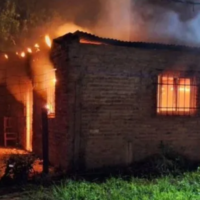 Un conflicto familiar en Sauce Viejo terminó con  una casa incendiada y un hombre detenido