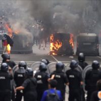 Graves destrozos e incidentes en la marcha por los jubilados al Congreso