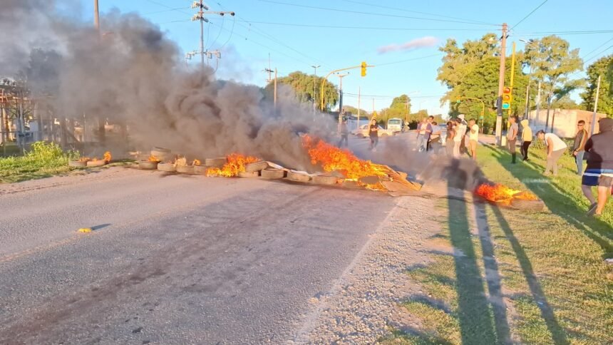 Vecinos de Recreo cortan ruta 70 para pedir que busquen a Daniel Ortiz 58 20250412 181656 scaled 1