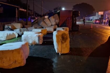 Camión volcó en Recreo y hay una joven que transitaba en moto resultó herida 59 accidente camion curva scian
