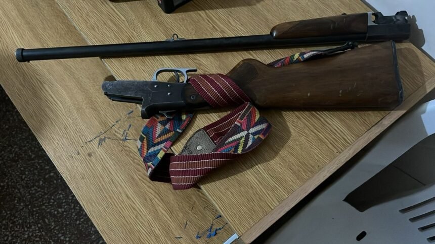 Lo denunciaron por amenazas y la policía le secuestró una escopeta en Laguna Paiva 58 armaaaaa