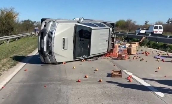 Accidente en la Circunvalación Oeste: una camioneta volcó y provocó corte total del tránsito 58 accidente circunvaalcion