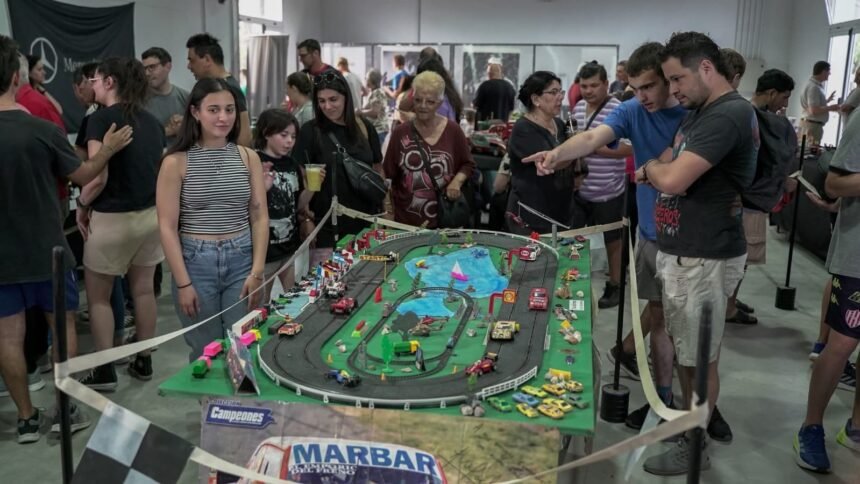 Paseo de compras y segunda muestra de vehículos en miniatura en Recreo 59 muestra autos miniatura