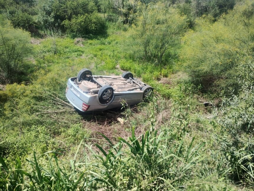 Dos mujeres resultaron heridas tras caer un automóvil a un zanjón en el paraje El Chaquito 57 accidente chaquito
