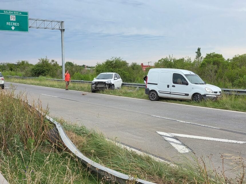 Choque entre dos vehículos provocó demoras en Circunvalación Oeste 56 auto camioneta cir accidente
