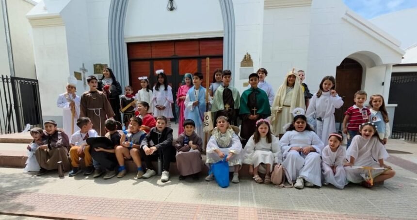 Chicos de catequesis celebraron el Día de Todos los Santos con alegría y fe en las calles de Recreo 59 dia santos chicos