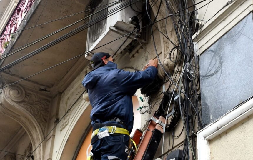 Avanzan los trabajos para retirar cables en desuso de la peatonal San Martín 59 cablessssss