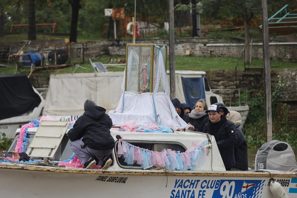 Junto a los vecinos, Poletti vivió la 3° Procesión Náutica de la Virgen de Guadalupe 57 poletti procesion nautica 2