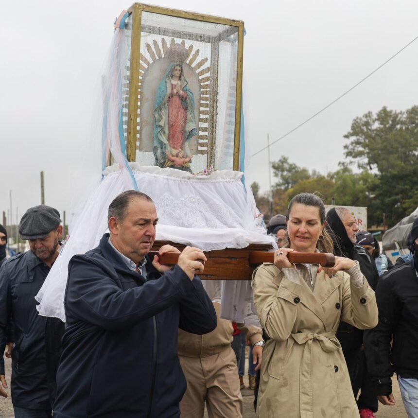 Junto a los vecinos, Poletti vivió la 3° Procesión Náutica de la Virgen de Guadalupe 56 poletti procesion nautica1
