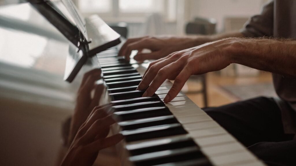 Ejecutar música ejercita el cerebro: los beneficios de tocar un instrumento 61 1775446657690 tocar un instrumento ayuda al cerebro en la tercera edad foto pexels ilustrativa 1920x1080 1