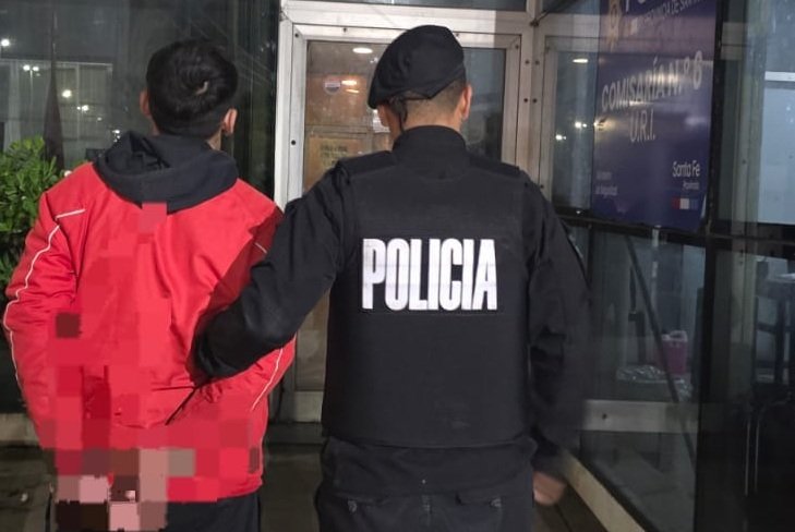Demoraron a un hombre que tenía un pedido de paradero vigente en Santa Fe 61 aprehendido