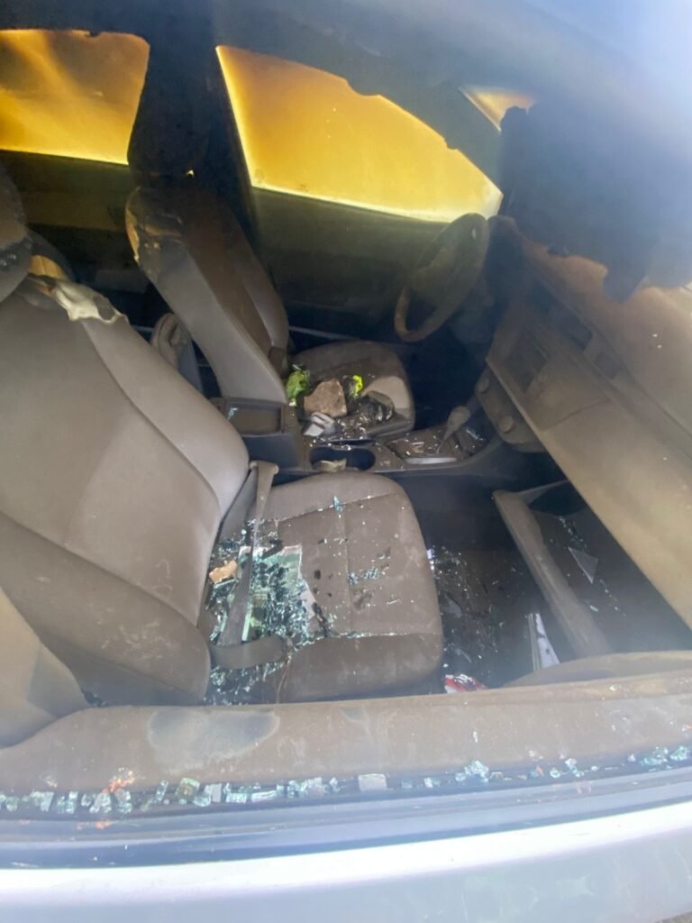 Encontraron un auto abandonado, desmantelado y con signos de incendio junto a Circunvalación Oeste 59 auto dossss