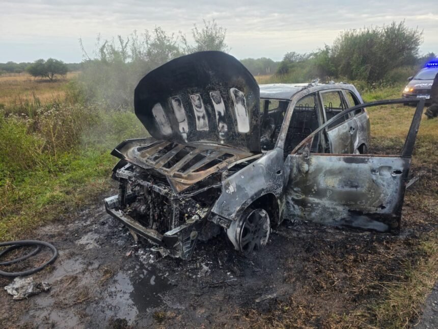 Un vehículo fue destruido por el fuego junto a la Ruta 11 en jurisdicción de Desvío Arijón 60 auto quemadoooo