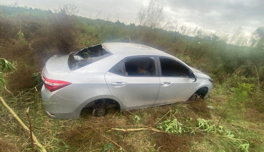 Encontraron un auto abandonado, desmantelado y con signos de incendio junto a Circunvalación Oeste 58 auto unooooo