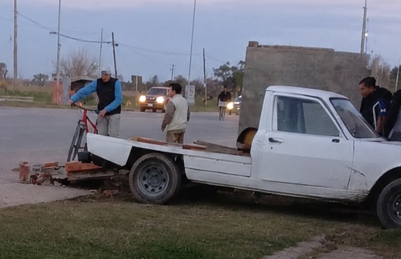 Una camioneta impactó contra la garita de colectivos de Ruta 11 y 9 de Julio 61 choque garita