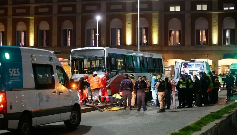 Un colectivo atropelló a varias personas y una joven murió en Mar del Plata 60 cole