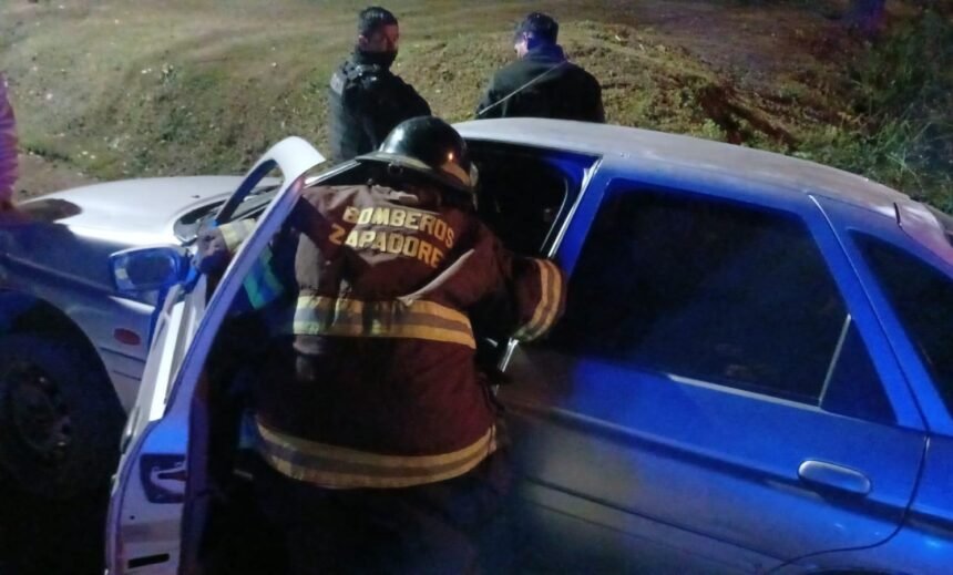 Bomberos zapadores liberaron a una mujer tras caer un auto a una zanja en Santa Fe 60 rescateEEEE