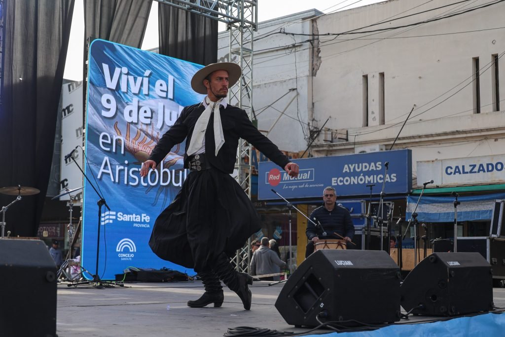 Una multitud celebró la tradicional fiesta patria del “9 de Julio en Aristóbulo del Valle” 61 9 de julio santa fe 4