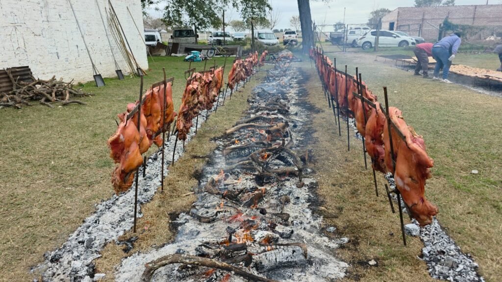 Más de 1.200 personas disfrutaron de una nueva edición de la Fiesta del Cerdo a la Estaca en Llambi Campbell 62 WhatsApp Image 2026 07 12 at 19.09.07