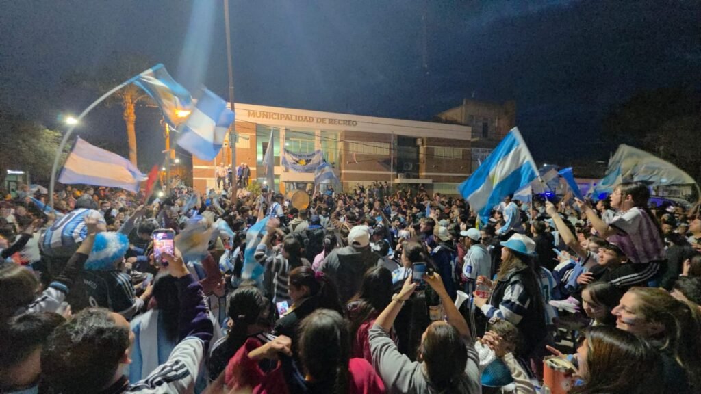 Recreo celebró con una multitud el triunfo de Argentina sobre Inglaterra y el pase a la final del Mundial 2026 62 WhatsApp Image 2026 07 15 at 21.49.28