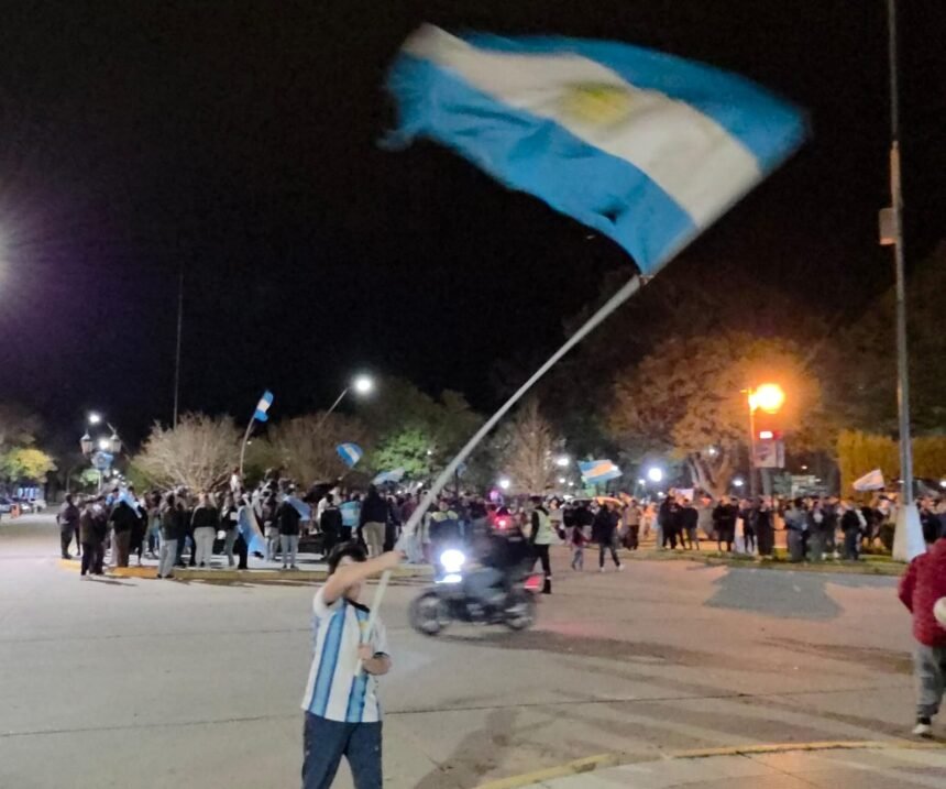 Recreo volvió a abrazar a la Selección: pese a la derrota, los vecinos salieron a las calles para agradecer el esfuerzo 60 WhatsApp Image 2026 07 19 at 20.57.14 1