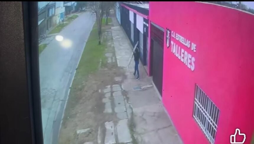 Insólito robo en Laguna Paiva: una mujer quedó filmada mientras se llevaba puertas de los baños de un club 61 WhatsApp Image 2026 07 22 at 18.46.15