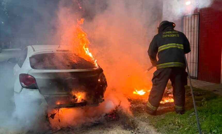 Un incendio afectó un automóvil durante la madrugada en Santo Tomé 60 auto incendio