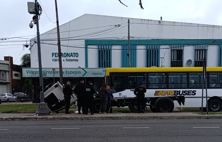 Un camión sufrió un desperfecto y su cabina se desprendió en Santa Fe 61 camion 1