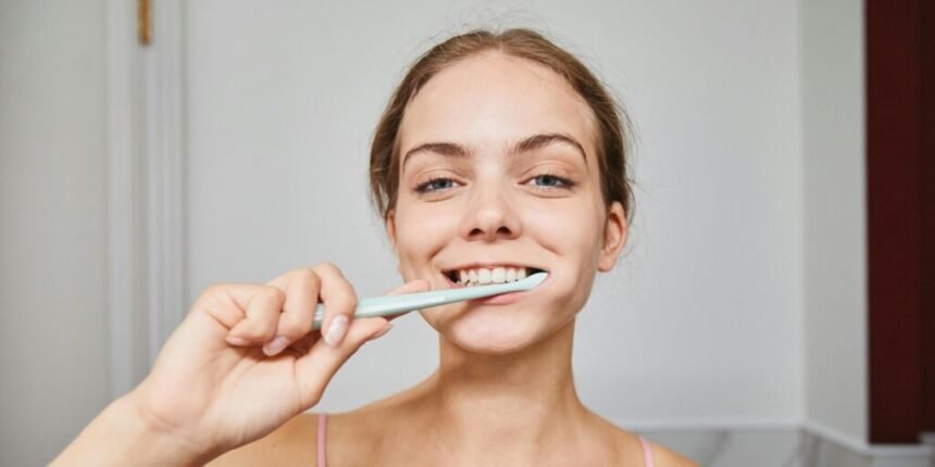 ¿Antes o después de desayunar? El mejor momento para lavarse los dientes, según los especialistas 60 cepillado dientes desayuno 1024x512 1