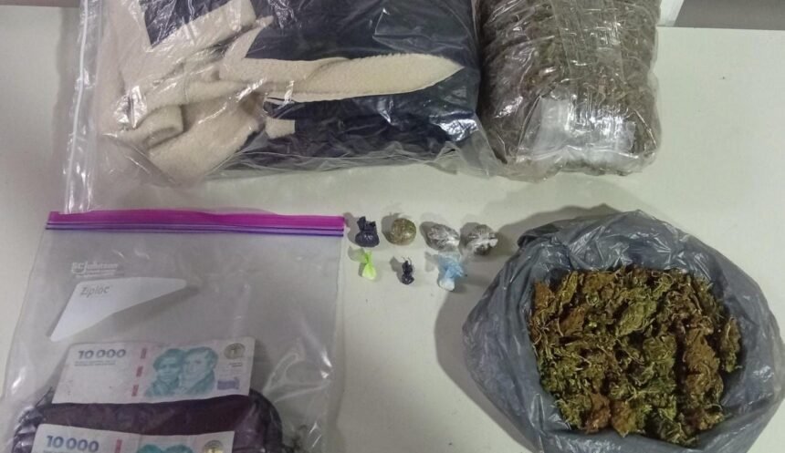 Detuvieron a un joven y trasladaron a un menor tras secuestrar drogas, dinero y una moto 61 droga 3