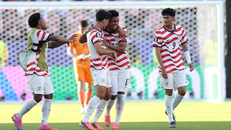 Portada 144 Con diez hombres, Estados Unidos venció 2-0 a Bosnia y sacó pasaje a octavos