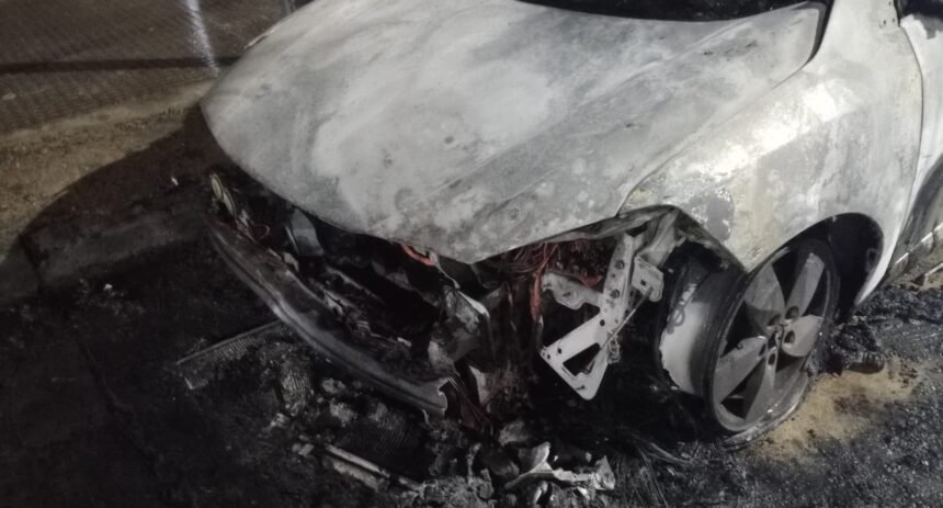 Un auto quedó destruido por un incendio durante la madrugada en Santa Fe 61 incendio auto