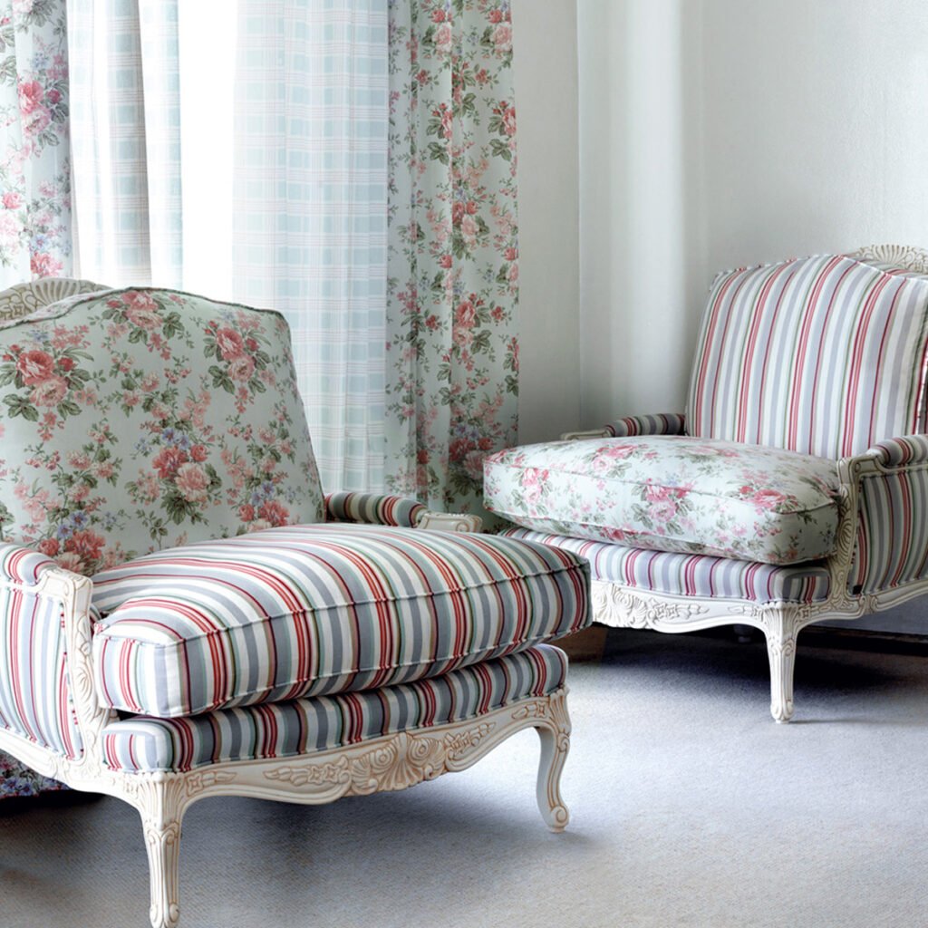 Los sillones florales vuelven a ser protagonistas: cómo incorporarlos sin que el living se vea recargado 63 sillones estam pados de flores villalba interiorismo